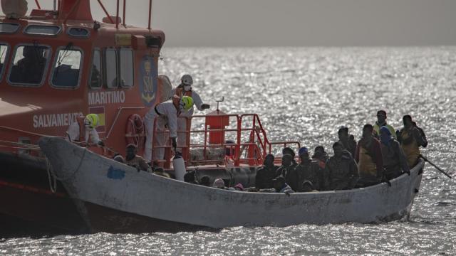 La Salvamar Acrux rescata a los migrantes de un cayuco.