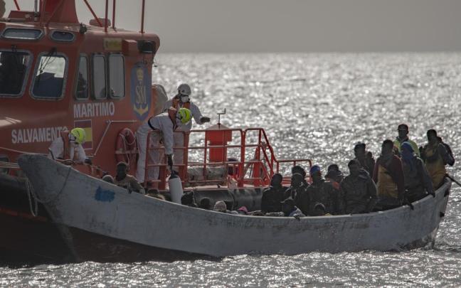 La Salvamar Acrux rescata a los migrantes de un cayuco.