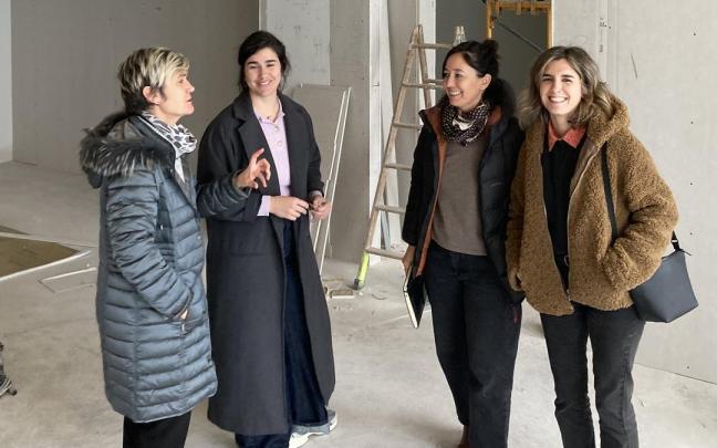 Representantes municipales, técnicas y encargadas de la obra.