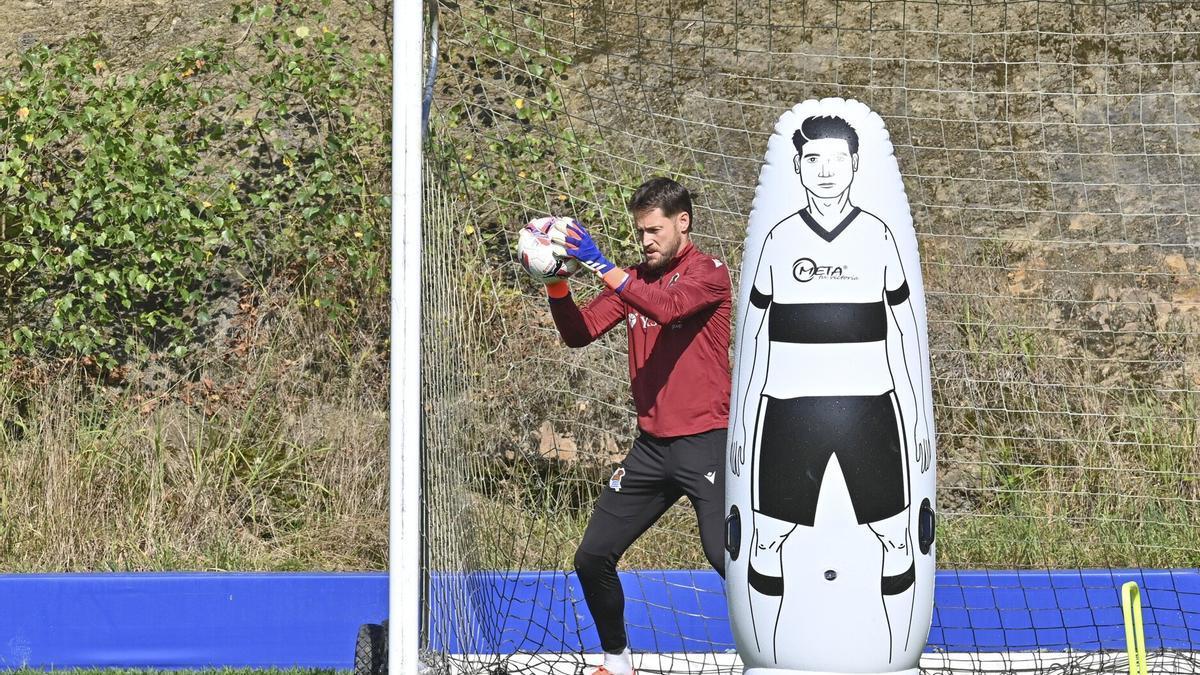 Álex Remiro, durante un entrenamiento en las instalaciones de Zubieta. / PEDRO MARTÍNEZ