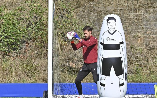 Álex Remiro, durante un entrenamiento en las instalaciones de Zubieta. / PEDRO MARTÍNEZ