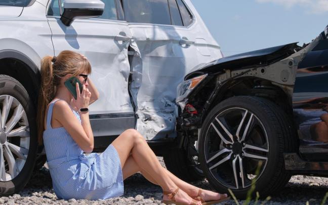 Una mujer pide ayuda por teléfono tras sufrir un accidente.
