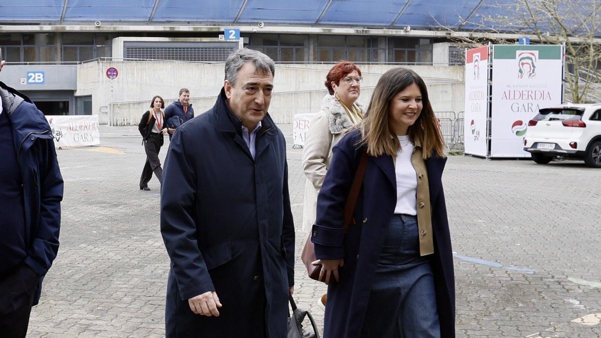 La secretaria del EBB del PNV, Maitane Ipiñazar, junto a su presidente, Aitor Esteban.