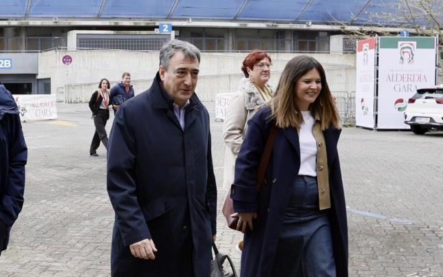 La secretaria del EBB del PNV, Maitane Ipiñazar, junto a su presidente, Aitor Esteban.