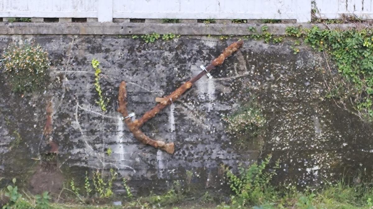 Ancla que se ha colocado para recordar la fragua