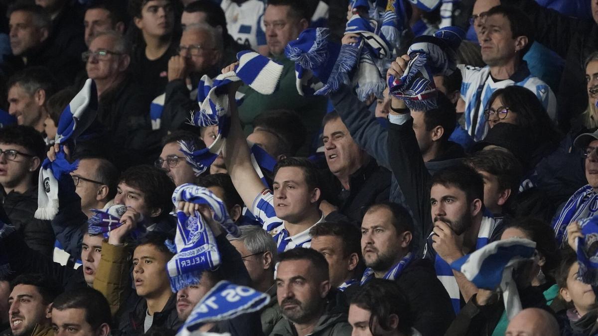 El público de la Real, en un partido de Anoeta. / RUBEN PLAZA