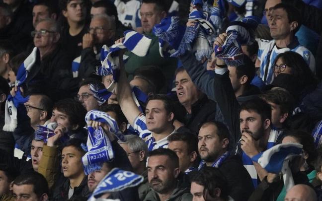 El público de la Real, en un partido de Anoeta. / RUBEN PLAZA