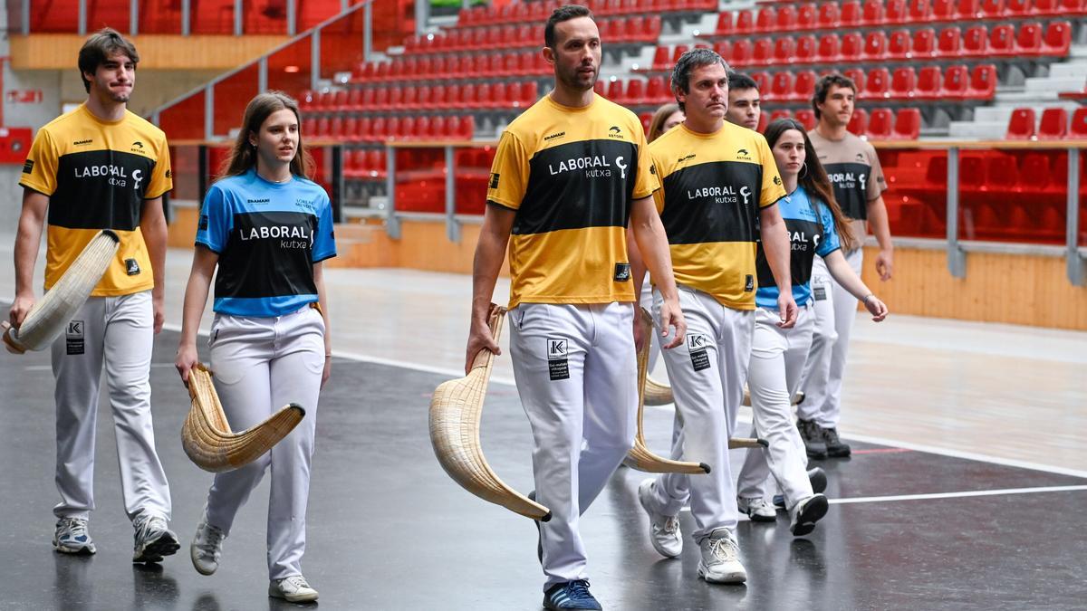 Johan, Elaia, Imanol López, Erkiaga, Frida, Urreisti y Lekerika en la presentación del Master Series de Zumaia.