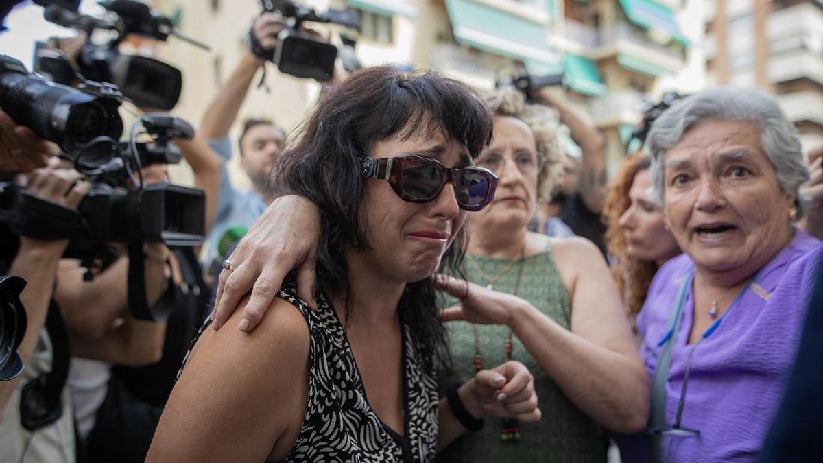 Juana Rivas a su llegada al lugar establecido para la entrega de su hijo menor en Granada.