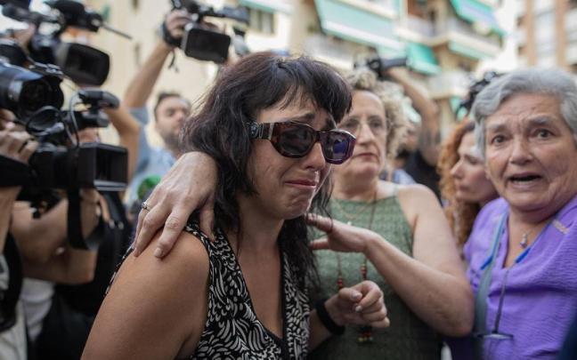 Juana Rivas a su llegada al lugar establecido para la entrega de su hijo menor en Granada. / EP Juana Rivas a su llegada al lugar establecido para la entrega de su hijo menor en Granada.