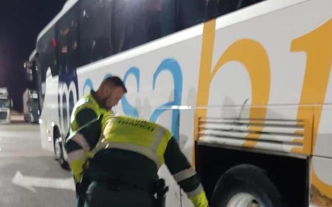 Imagen del autobús averiado en el área de servicio. Imagen del autobús averiado en el área de servicio.