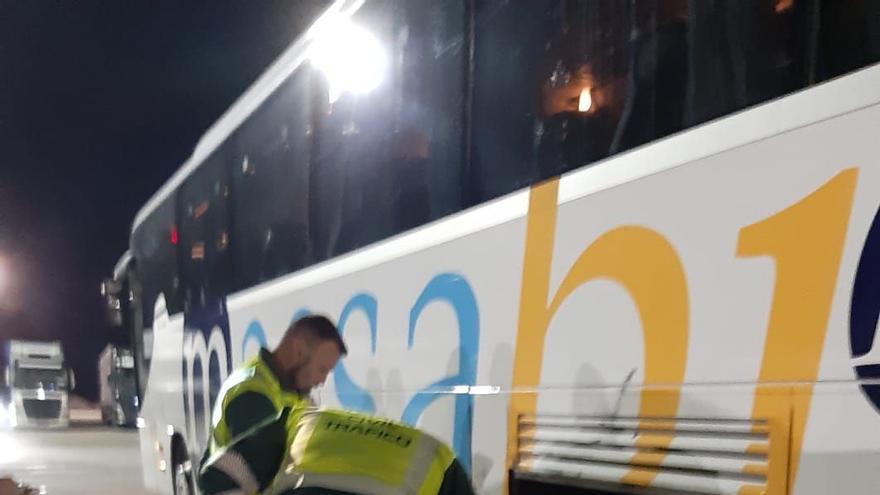 Imagen del autobús averiado en el área de servicio.