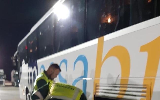Imagen del autobús averiado en el área de servicio.