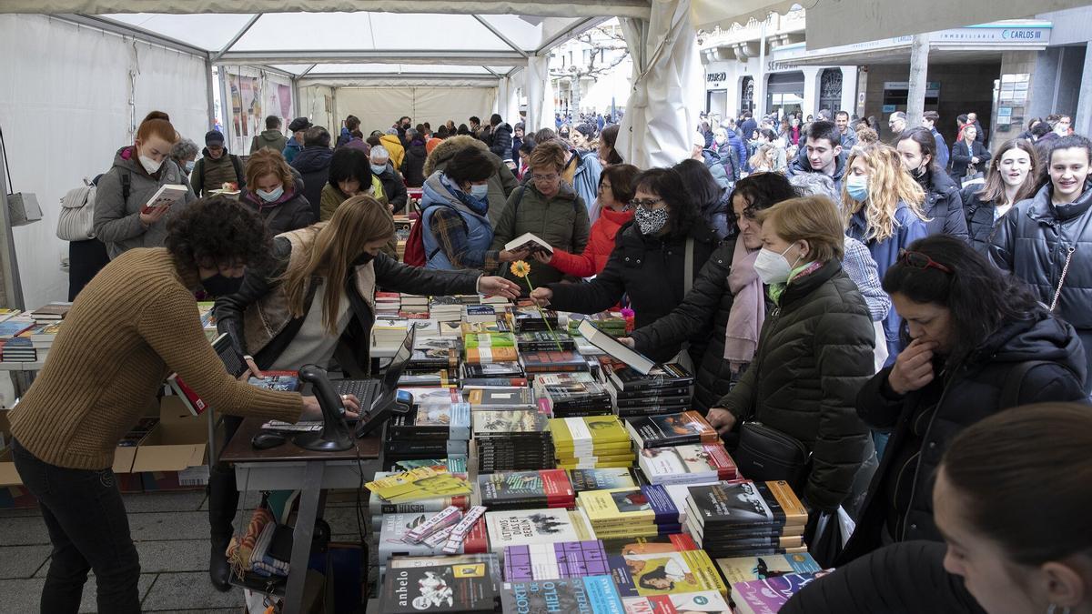 Personas mirando los libros expuestos en los stands instalados con motivo del Día del Libro y de la Flor, el pasado año.