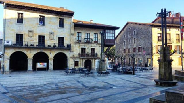 La entrega de los robles tendrá lugar de 11.00 a 13.00 horas en los soportales del Ayuntamiento de Elorrio.