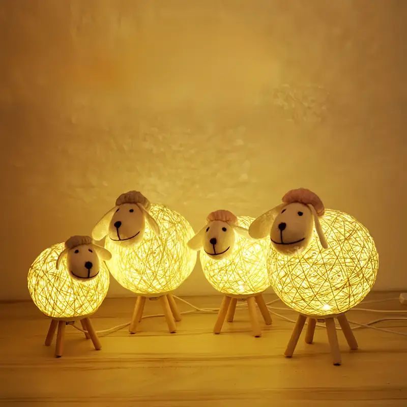 Adorables ovejas de ratán aportan una luz cálida.