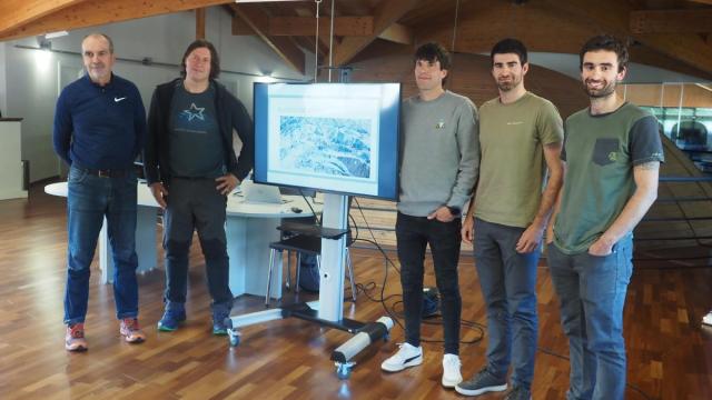 Txintxurreta y Muro, junto a representantes de la Federación Vasca de Montaña, Lagun Onak MB y el Ayuntamiento de Azpeitia, durante la presentación de su proyecto / Aitor Txintxurreta y Muro, junto a representantes de la Federación Vasca de Montaña, Lagun Onak MB y el Ayuntamiento de Azpeitia, durante la presentación de su proyecto