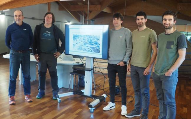 Txintxurreta y Muro, junto a representantes de la Federación Vasca de Montaña, Lagun Onak MB y el Ayuntamiento de Azpeitia, durante la presentación de su proyecto