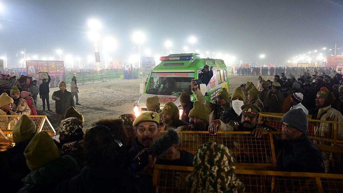 Una ambulancia trata de abrirse paso en el festival Kumbh Mela hasta el lugar del incidente.