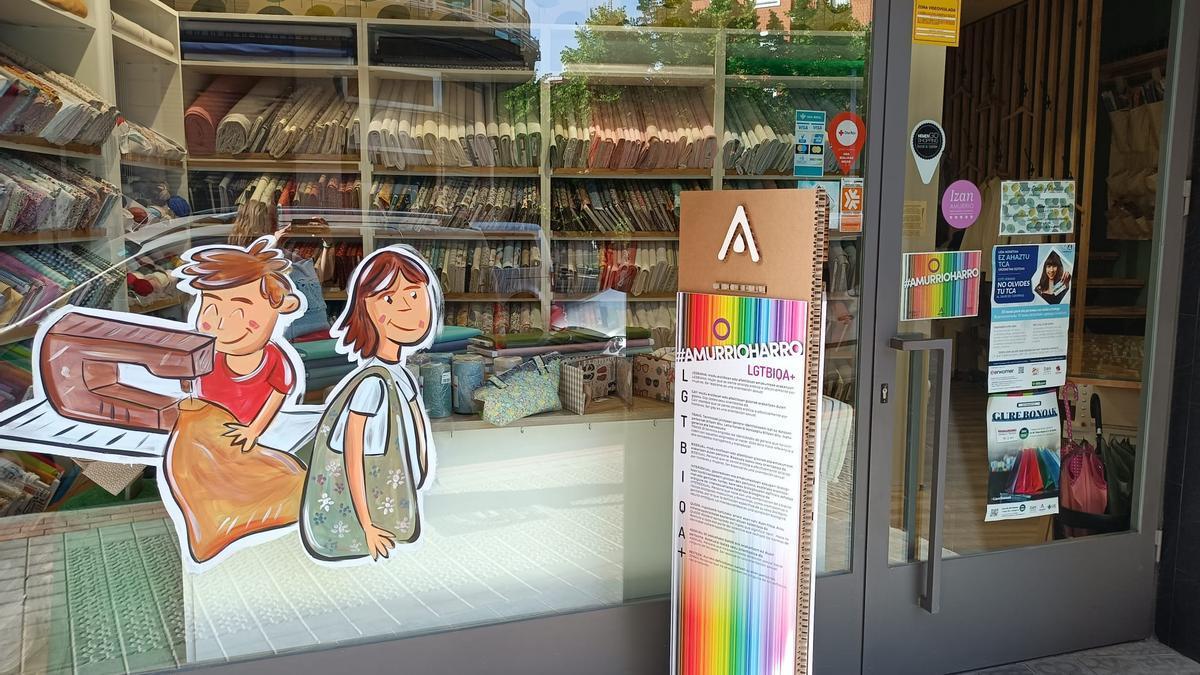 Escaparate de uno de los comercios adherido a la campaña de Amurrio Harro