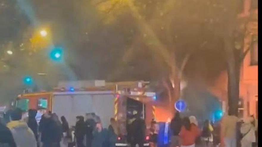 Contenedores ardiendo en la Gran Vía de Bilbao