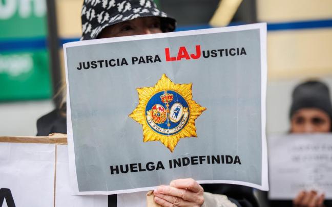 Una mujer sujeta una pancarta de 'Justicia para LAJusticia' a las puertas de la sede del Ministerio Una mujer sujeta una pancarta de 'Justicia para LAJusticia' a las puertas de la sede del Ministerio