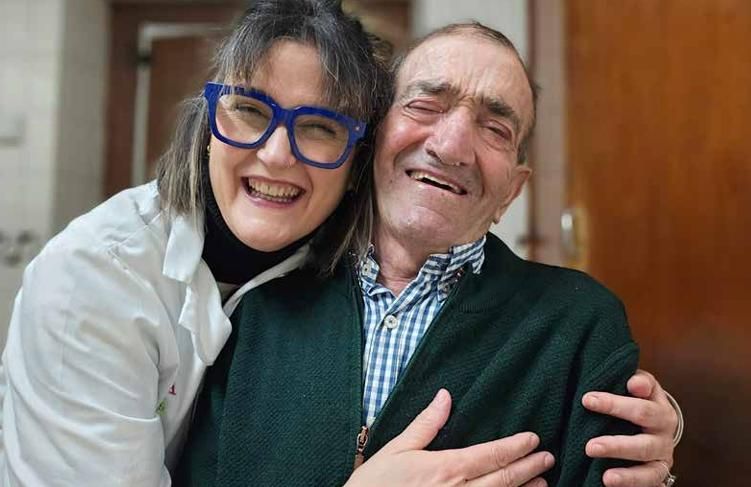 Faustino de Laguardia junto a una de sus cuidadoras nos recuerda el escondite