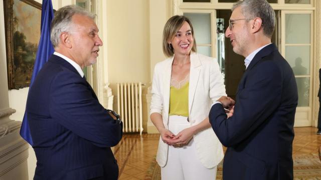 La consejera de Autogobierno, Maria Ubarretxena, con el ministro de Política Territorial, Ángel Víctor Torres, y el secretario de Estado del área, Arcadi España / Irekia La consejera de Autogobierno, Maria Ubarretxena, con el ministro de Política Territorial, Ángel Víctor Torres, y el secretario de Estado del área, Arcadi España