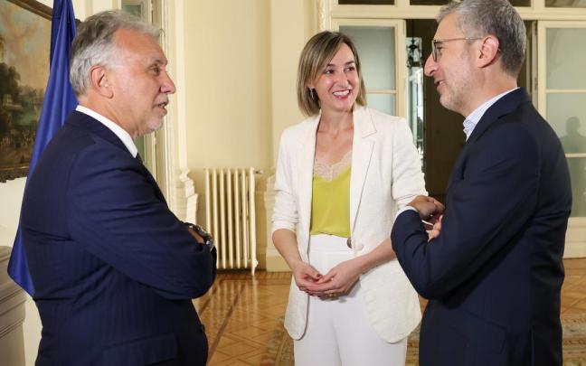 La consejera de Autogobierno, Maria Ubarretxena, con el ministro de Política Territorial, Ángel Víctor Torres, y el secretario de Estado del área, Arcadi España
