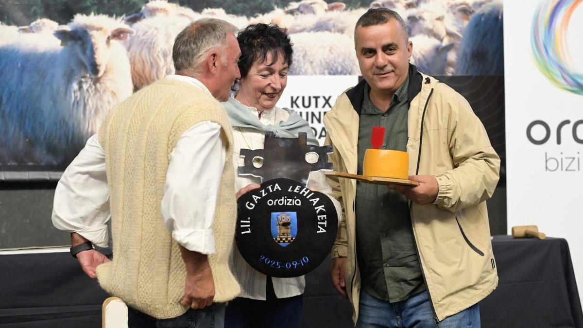 Moha Arab con el queso en Ordizia.