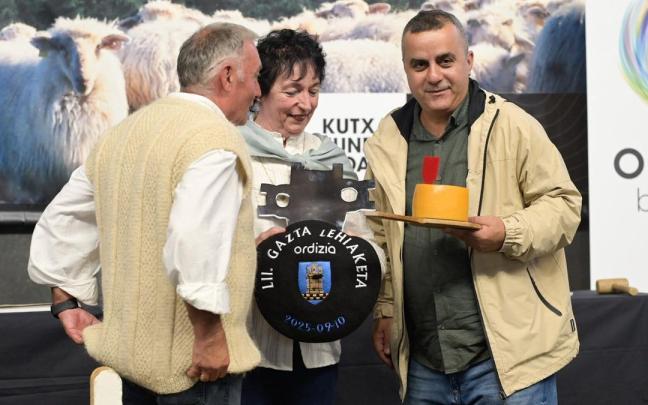 Moha Arab con el queso en Ordizia.