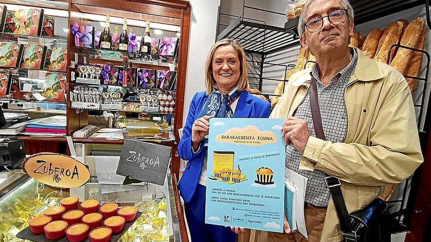 Amaia del Campo y Juan Santamaría posan con el cartel de la actividad junto a una docena de barakaldesitas. | FOTO: B. U.