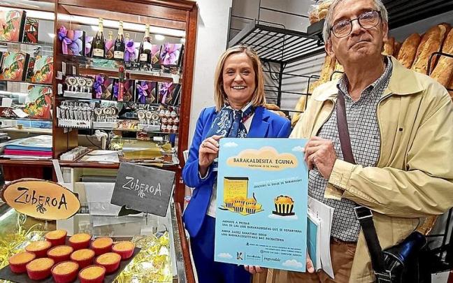Amaia del Campo y Juan Santamaría posan con el cartel de la actividad junto a una docena de barakaldesitas. | FOTO: B. U. Amaia del Campo y Juan Santamaría posan con el cartel de la actividad junto a una docena de barakaldesitas. | FOTO: B. U.