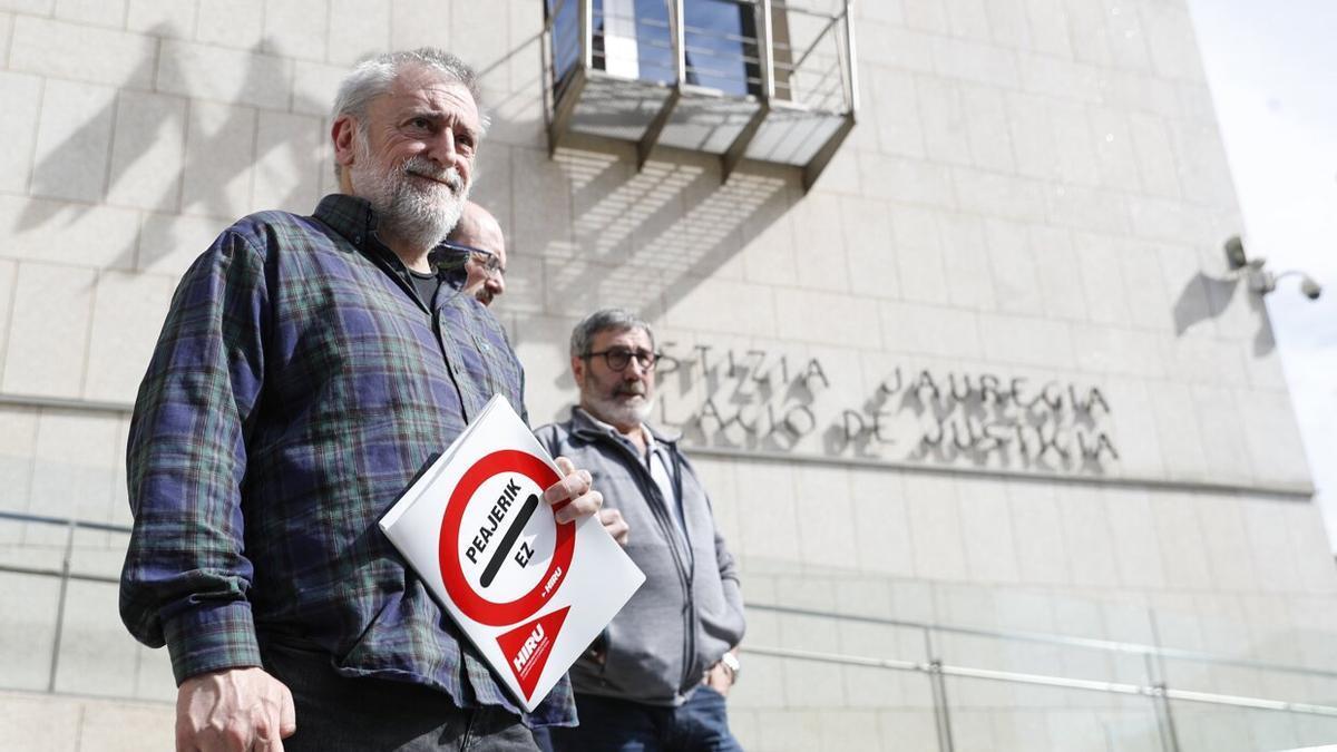 Jon Altuna, del sindicato Hiru, este jueves frente a los juzgados de Donostia