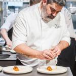 El chef Sergio Ortiz de Zarate trabajando en una de sus elaboraciones en cocina.