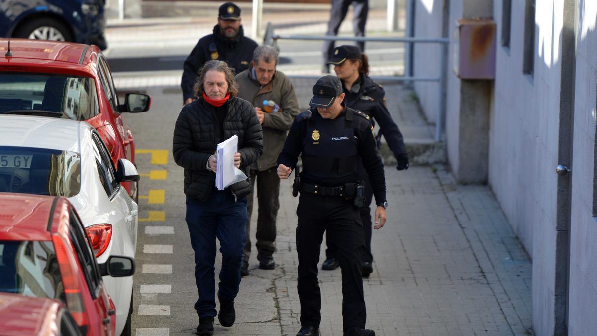 Sito Miñanco acude esposado a la Audiencia Provincial de Pontevedra para la celebración de un juicio.