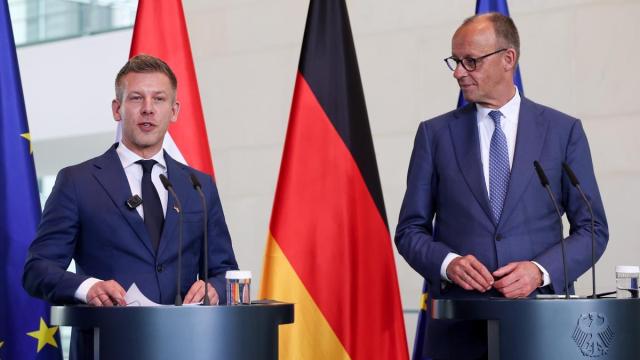 El canciller alemán, Friedrich Merz, y el primer ministro húngaro, Peter Magyar.