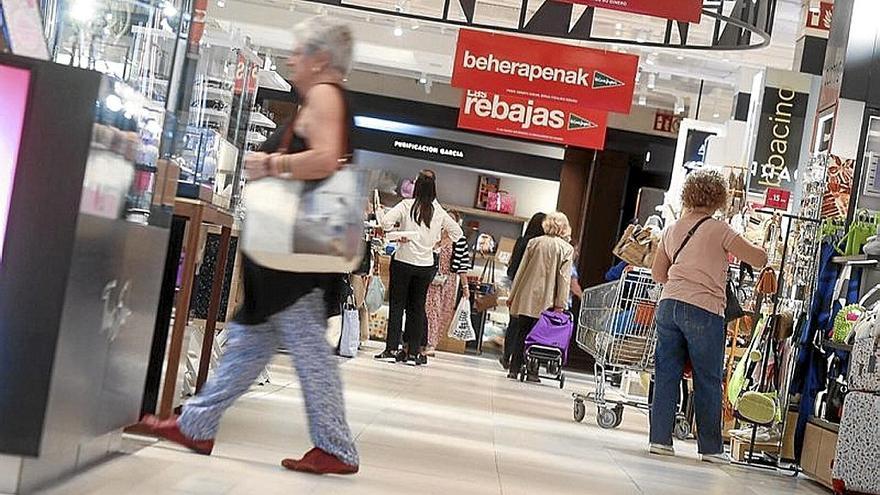 Rebajas en un centro comercial en Bilbao.