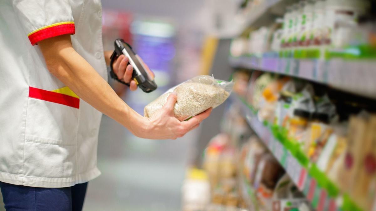 Inspección del etiquetado de productos alimenticios en un súpermercado