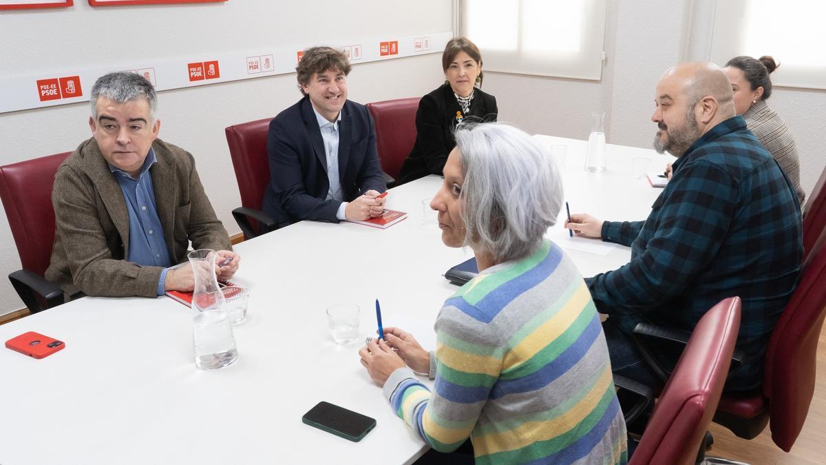 Reunión entre delegaciones del PSE-EE y Podemos Euskadi, encabezadas por Eneko Andueza y Richar Vaquero, respectivamente