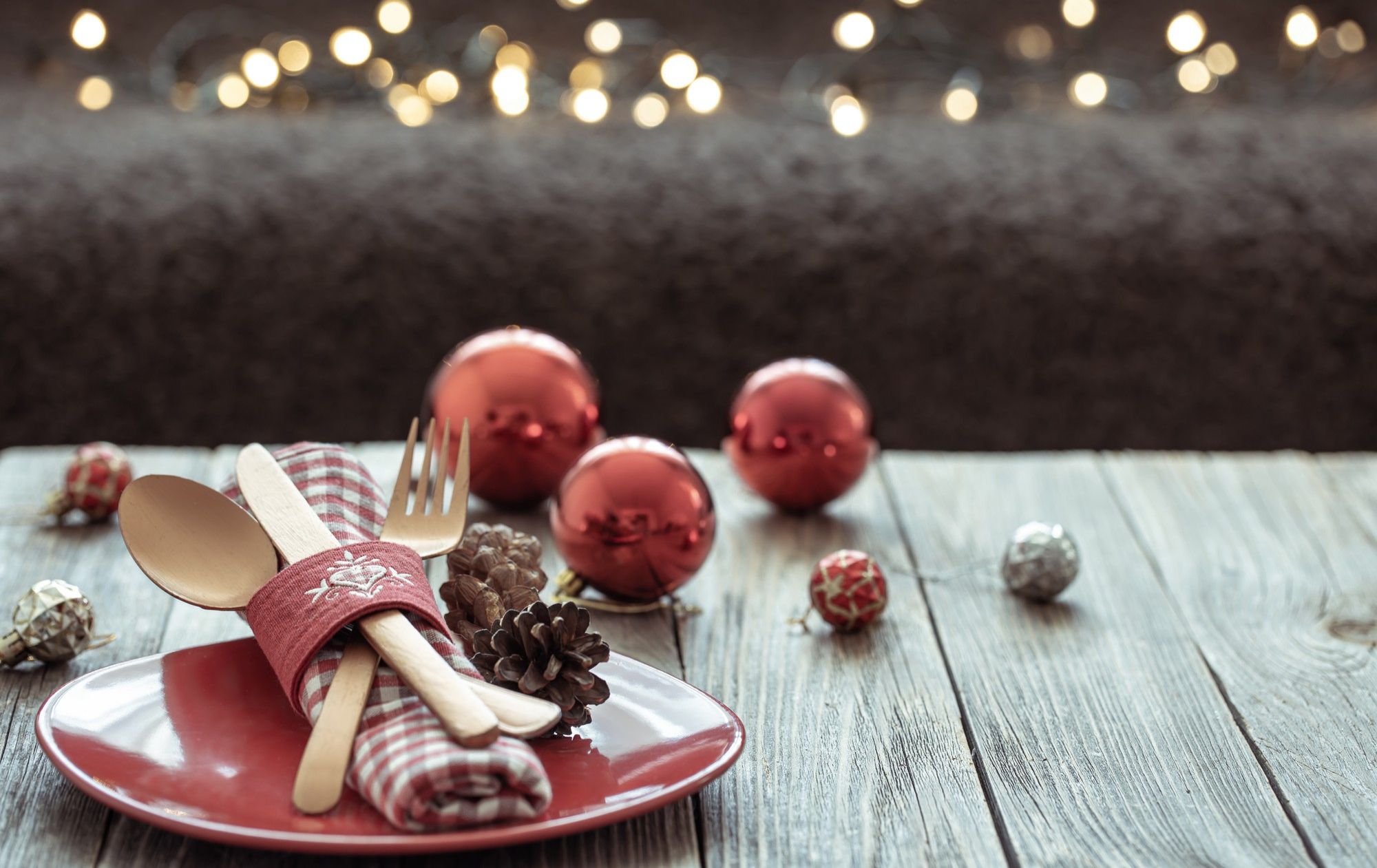 Plato y cubierto preparados para una cena de Navidad.