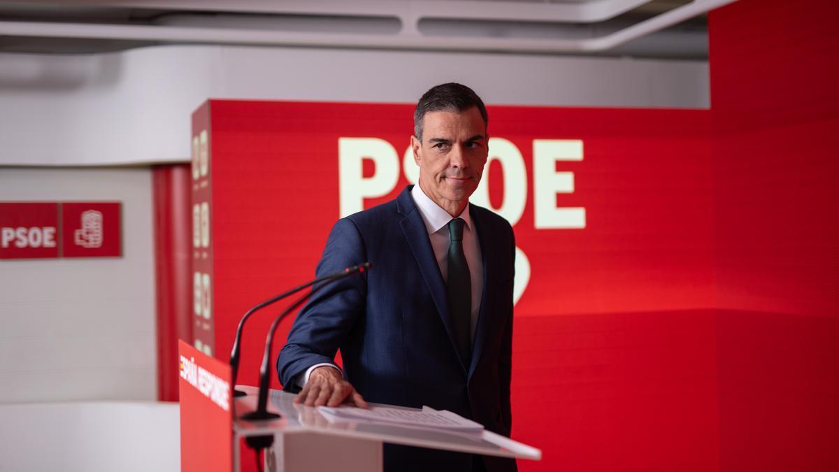 El presidente del Gobierno español y secretario general del PSOE, Pedro Sánchez, antes de iniciar su comparecería este lunes en Ferraz