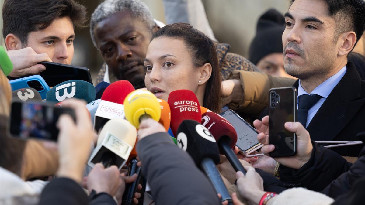 La actriz Elisa Mouliaá ofrece declaraciones a los medios a su salida de declarar en los juzgados de Plaza de Castilla, junto a su abogado, Alfredo Arrién