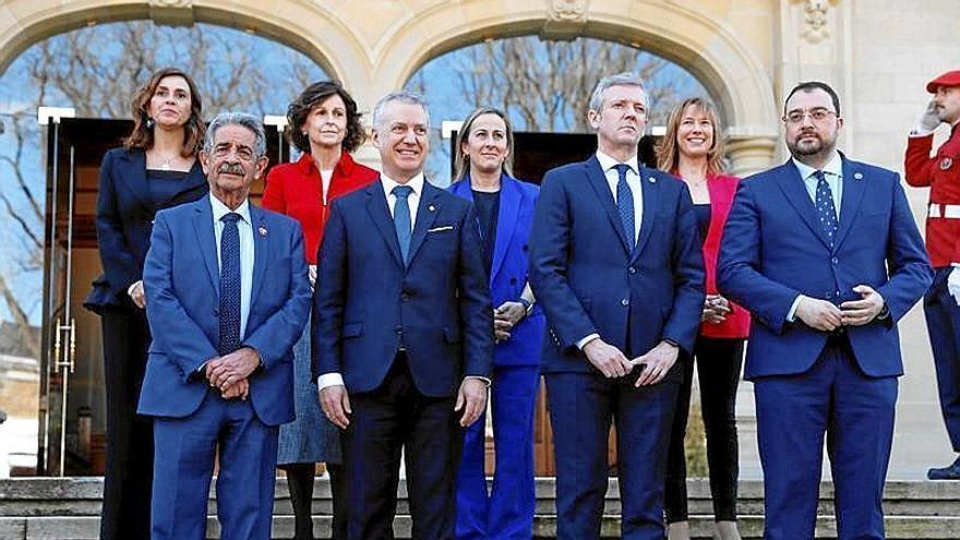 El lehendakari, Urkullu (2i), junto a los presidentes de Cantabria, Revilla; Galicia, Rueda; y Asturias, Barbón; ayer en Vitoria.