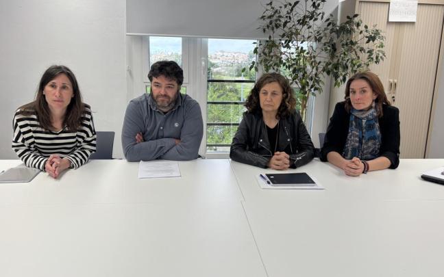 Ainhoa Zabaleta, Jorge Romeo, María Eugenia Alkiza e Iratxe Romeo, esta mañana en el ambulatorio de Dunboa. / A.M.S. Ainhoa Zabaleta, Jorge Romeo, María Eugenia Alkiza e Iratxe Romeo, esta mañana en el ambulatorio de Dunboa.