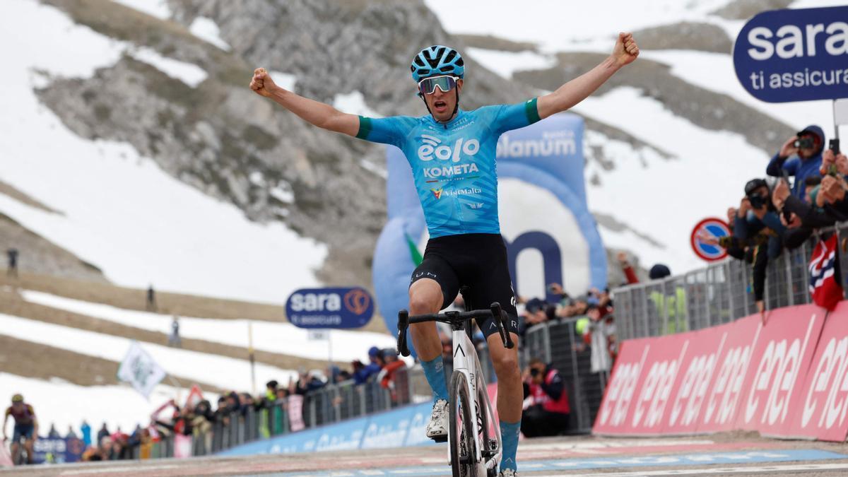 Davide Bais celebra la victoria en el Gran Sasso.