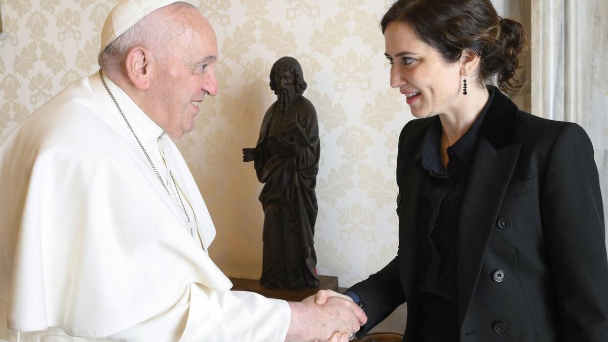 El Papa Francisco con la presidenta de Madrid, Isabel Díaz Ayuso.