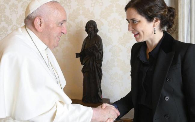 El Papa Francisco con la presidenta de Madrid, Isabel Díaz Ayuso. El Papa Francisco con la presidenta de Madrid, Isabel Díaz Ayuso.