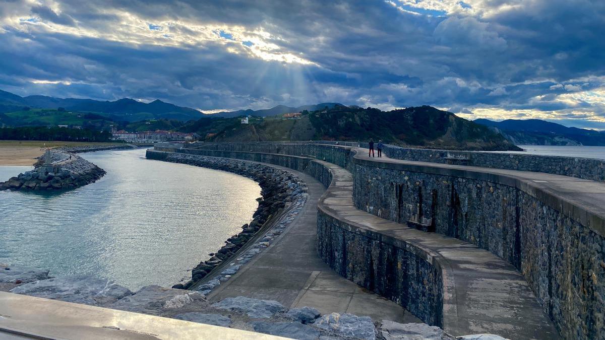 Camino al faro de Zumaia, lugar donde muchos zumaiarras van a pasear.