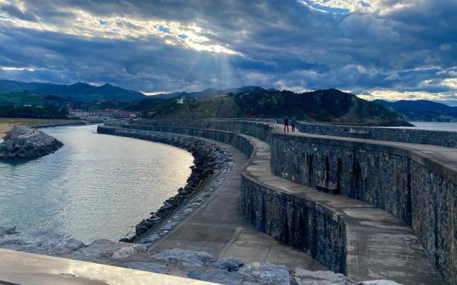 Camino al faro de Zumaia, lugar donde muchos zumaiarras van a pasear.